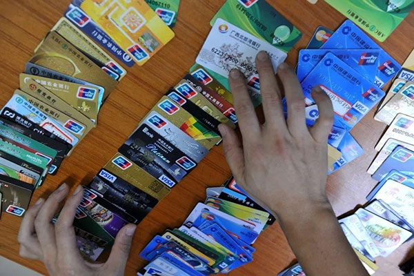 沈阳信用卡代垫还公司提示信用卡可以刷卡消费也可取现金，自控别做卡奴